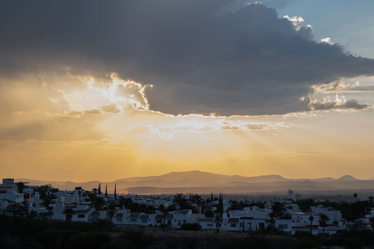 Con este hermoso atardecer me despido del domingo. #Querétaro #QuerétaroConFuturo