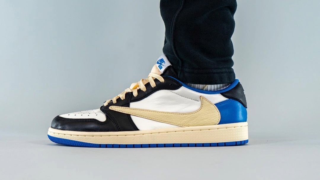sneaker_wars's tweet photo. 【リーク】フラグメント デザイン × トラヴィス・スコット × ナイキ エアジョーダン 1 ロー OG(DM7866-140)
⇒https://t.co/ocEvtHpLgt
#sneakerwars #スニーカー #ナイキ https://t.co/YFRs9NW3lo