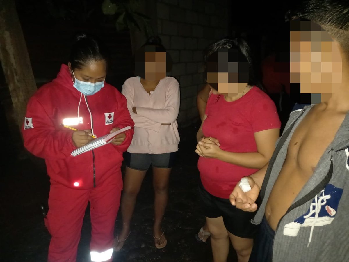 #URGENTE 🚨 Inundaciones en Río Bravo, Suchitepéquez

35 viviendas con daños
235 personas afectadas
2 personas heridas en las evacuaciones
10 pozos de agua contaminados

#CruzRojaGT junto al <a href="/Ejercito_GT/">Ejército de Guatemala</a> estamos en el lugar.

<a href="/AlertaGt502/">Alerta Temprana ⛅</a> <a href="/vichoguate/">Vichoguate</a> <a href="/EUMazatenango/">EU Mazatenango 92.3</a> <a href="/JCChanta_EU/">Juan Carlos Chanta</a>