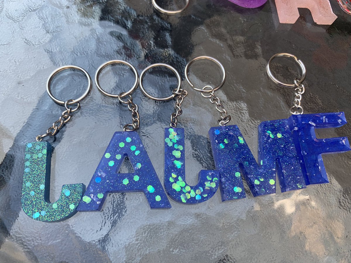 handmadebyp_'s tweet photo. Blue glitter keyrings 💙 these are usually £3.99 each however these 5 are only £2! Message me to purchase #resinart #resin #resincraft #resinartwork #resincoasters #perfumetray #trinkettray #trinketdish #jewellery #art #resinartist #smallbusiness #smallbusinessowner https://t.co/nBjryRa78n