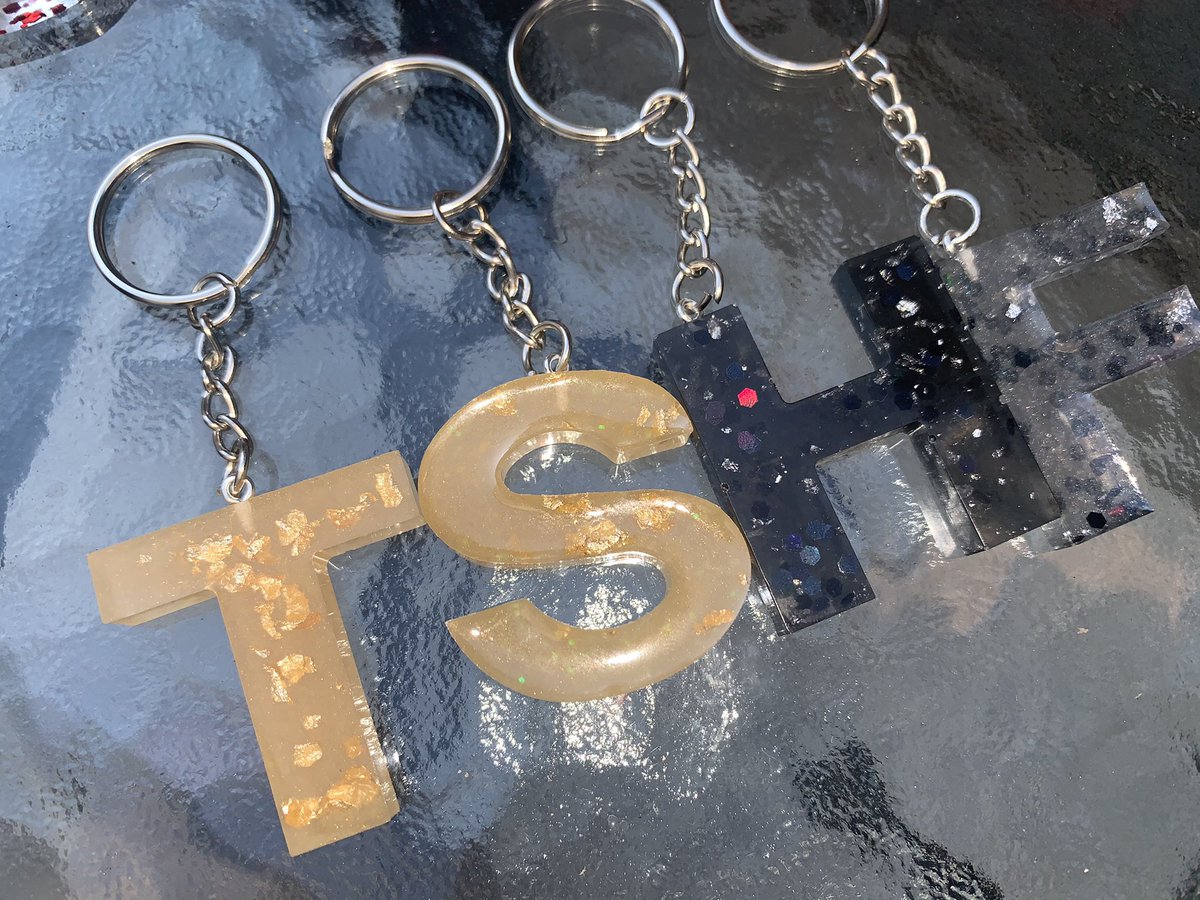 handmadebyp_'s tweet photo. Gold &amp; black keyrings 🖤 these are usually £3.99 each however these 4 are only £2 each! Message me to purchase #resinart #resin #resincraft #resinartwork #resincoasters #perfumetray #trinkettray #trinketdish #jewellery #art #resinartist #smallbusiness #smallbusinessowner https://t.co/18i3Pz3NV4