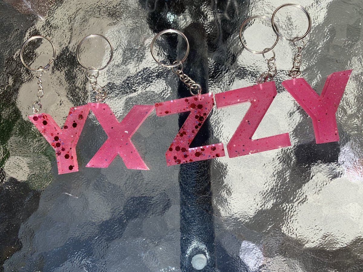 handmadebyp_'s tweet photo. Pink glitter keyrings 💞 these are usually £3.99 each however these 5 are only £2 each! Message me to purchase #resinart #resin #resincraft #resinartwork #resincoasters #perfumetray #trinkettray #trinketdish #jewellery #art #resinartist #smallbusiness #smallbusinessowner https://t.co/zkkiqq1gOh