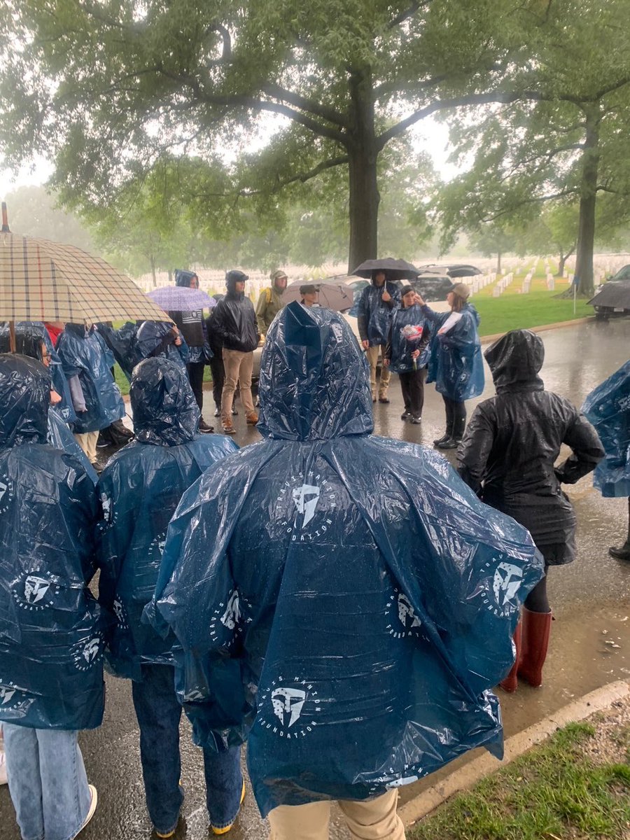 _lizhart's tweet photo. For #MemorialDay, the Travis Manion Foundation &amp; volunteers are visiting 4000 fallen heroes at @ArlingtonNatl on behalf of families &amp; battle buddies. Follow the #TheHonorProject this weekend as we say their names and honor their stories. 🇺🇸 @TMFoundation https://t.co/WYJAEMWILh