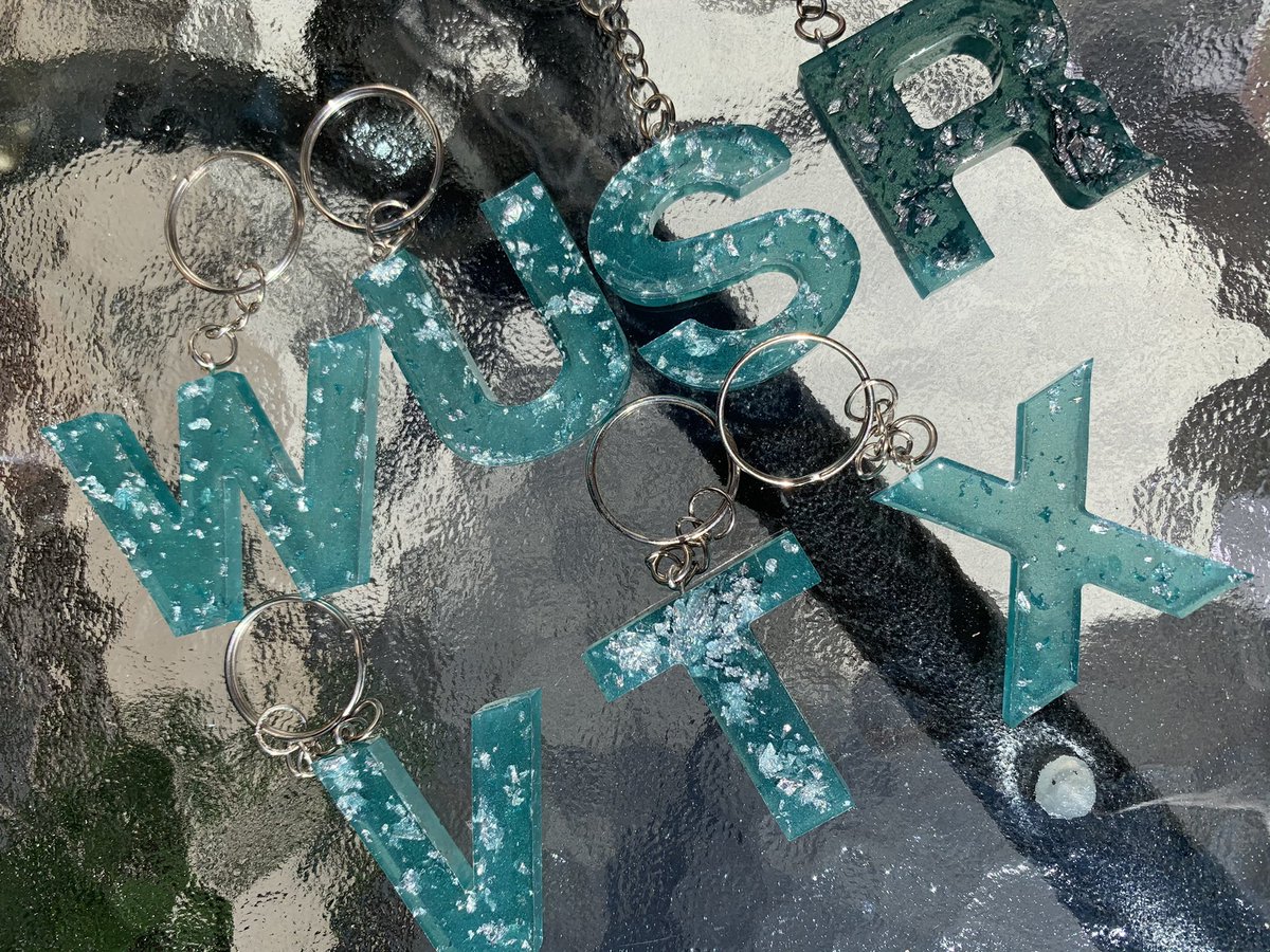 handmadebyp_'s tweet photo. Green &amp; silver keyrings 💚 these are usually £3.99 each however these 7 are only £2 each! Message me to purchase #resinart #resin #resincraft #resinartwork #resincoasters #perfumetray #trinkettray #trinketdish #jewellery #art #resinartist #smallbusiness #smallbusinessowner https://t.co/vuRBVernyY