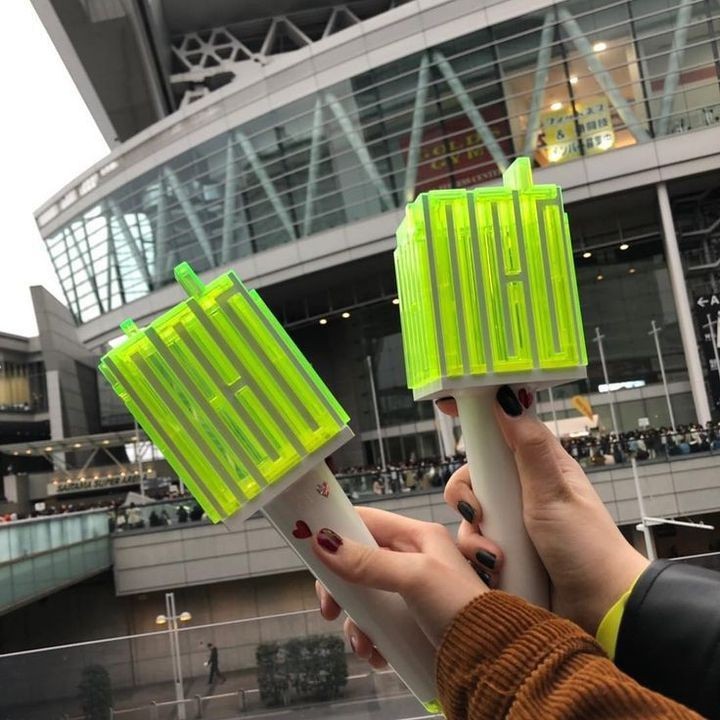ITS7_FOR7's tweet photo. Como nunca es tarde para llegar al #NEKOZONEBDAY donde todos celebraremos #NZE1stYEAR, he decidido llevarme mi lightstick para iluminar el lugar y darle muchos ánimos a @weareneozone. Sin duda alguna, soy su fan así que pls send me all your love! (人*´∀`)。*゚
#SATURNO🎸 https://t.co/3B8BdRG9wj