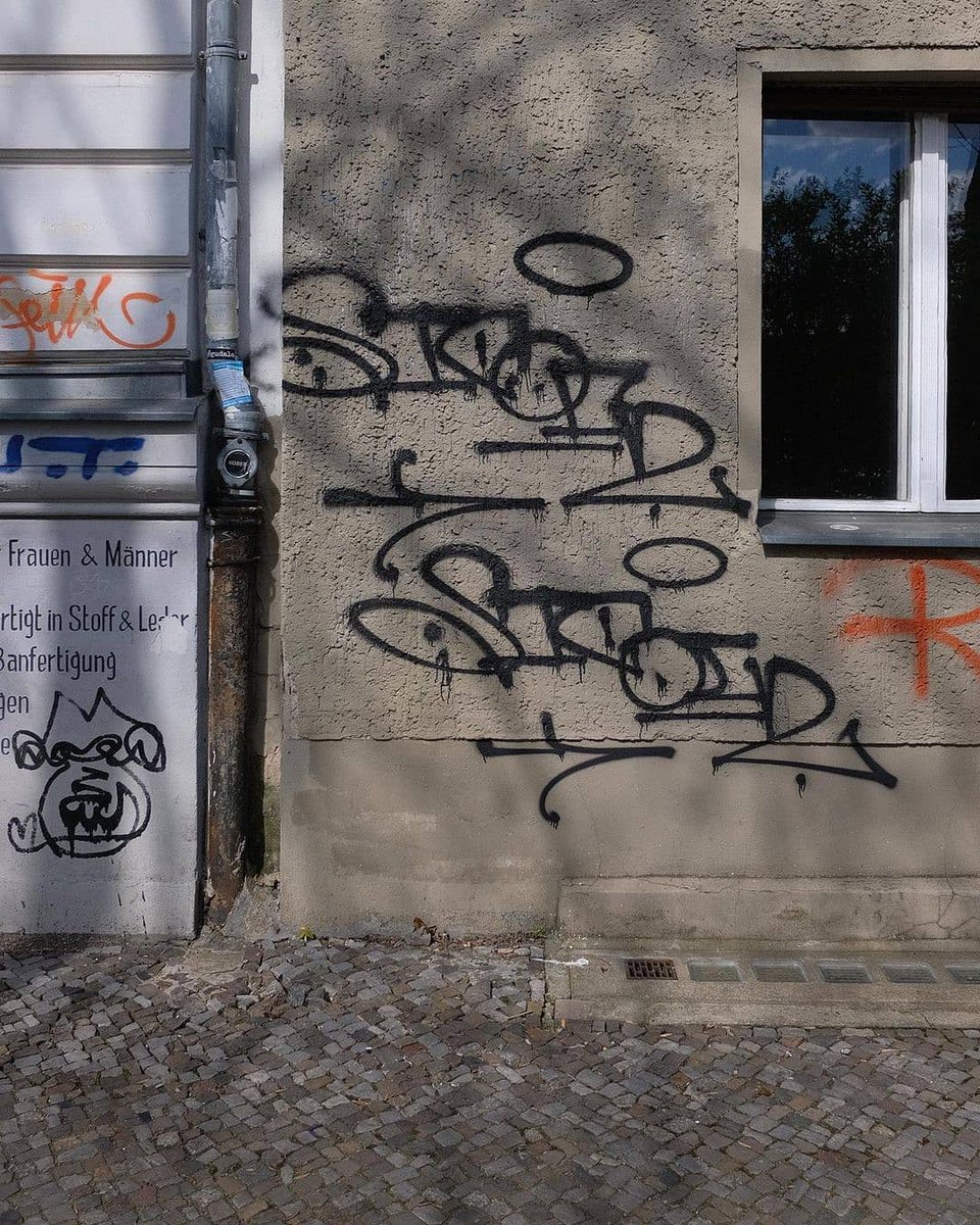 handstyler's tweet photo. when you find a spot big enough for two tags but rollin' solo. style by the Sicoer.
#sicoer #handstyle #graffiti https://t.co/guhrddLVdu