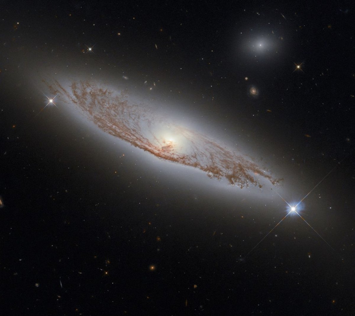 inquirerdotnet's tweet photo. CAPTIVATING SPIRAL GALAXY 🌌

LOOK: NASA Hubble shares this image showing structures of gas and dust within this galaxy in the constellation of Virgo. | 📷NASA https://t.co/Bj8QY2yUwm