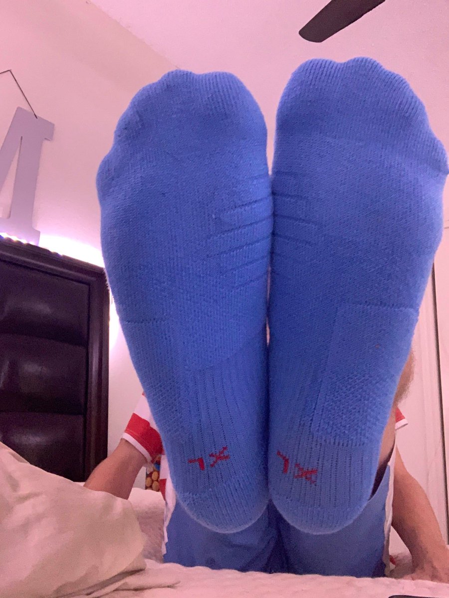 MasterHunter420's tweet photo. New socks means new posts coming tonight!  A loyal sub bought these for me who wants to buy me more!! Hard to find my size oink oink #size13god #draintonight #livemybasketballfeet https://t.co/AGTnRwPVJG