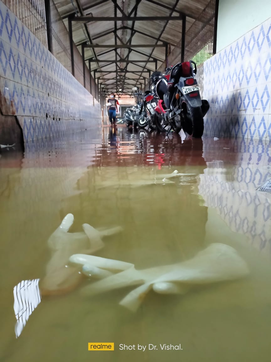 mithu_mec's tweet photo. #BMSCIL #Nitishkumar A premier medical institute of North Bihar, Which is itself crumbling,and in rainy days it is almost impossible for resident doctors to reach the main hospital buildings from their hostels.
Rest pictures says it all!
Darbhanga medical college,Darbhanga. https://t.co/KK5ejO7wra