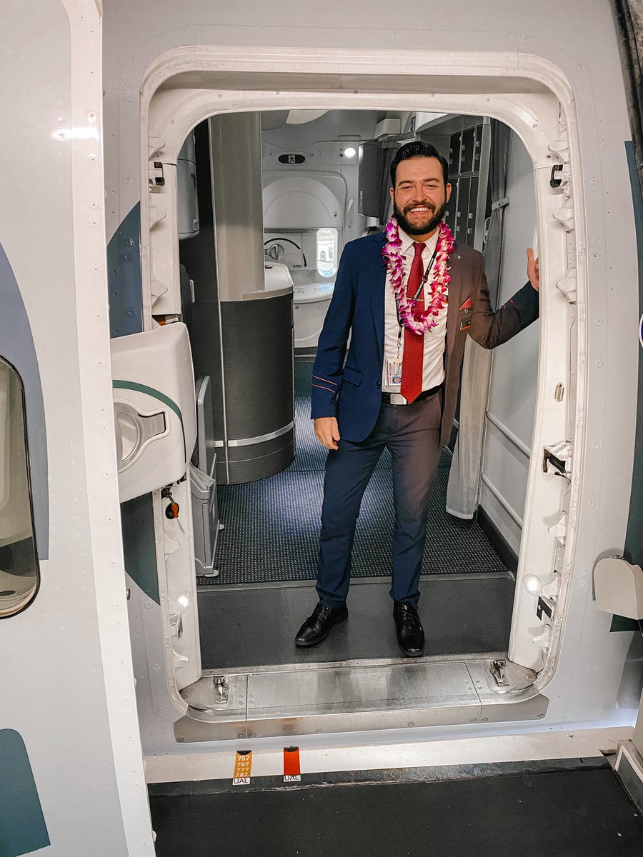 JetSetSimmer's tweet image. Mahalo! 🤙🏼🌺 ready to work back to Chicago! Hope y’all are have a good &amp;amp; sim-ply amazing weekend!