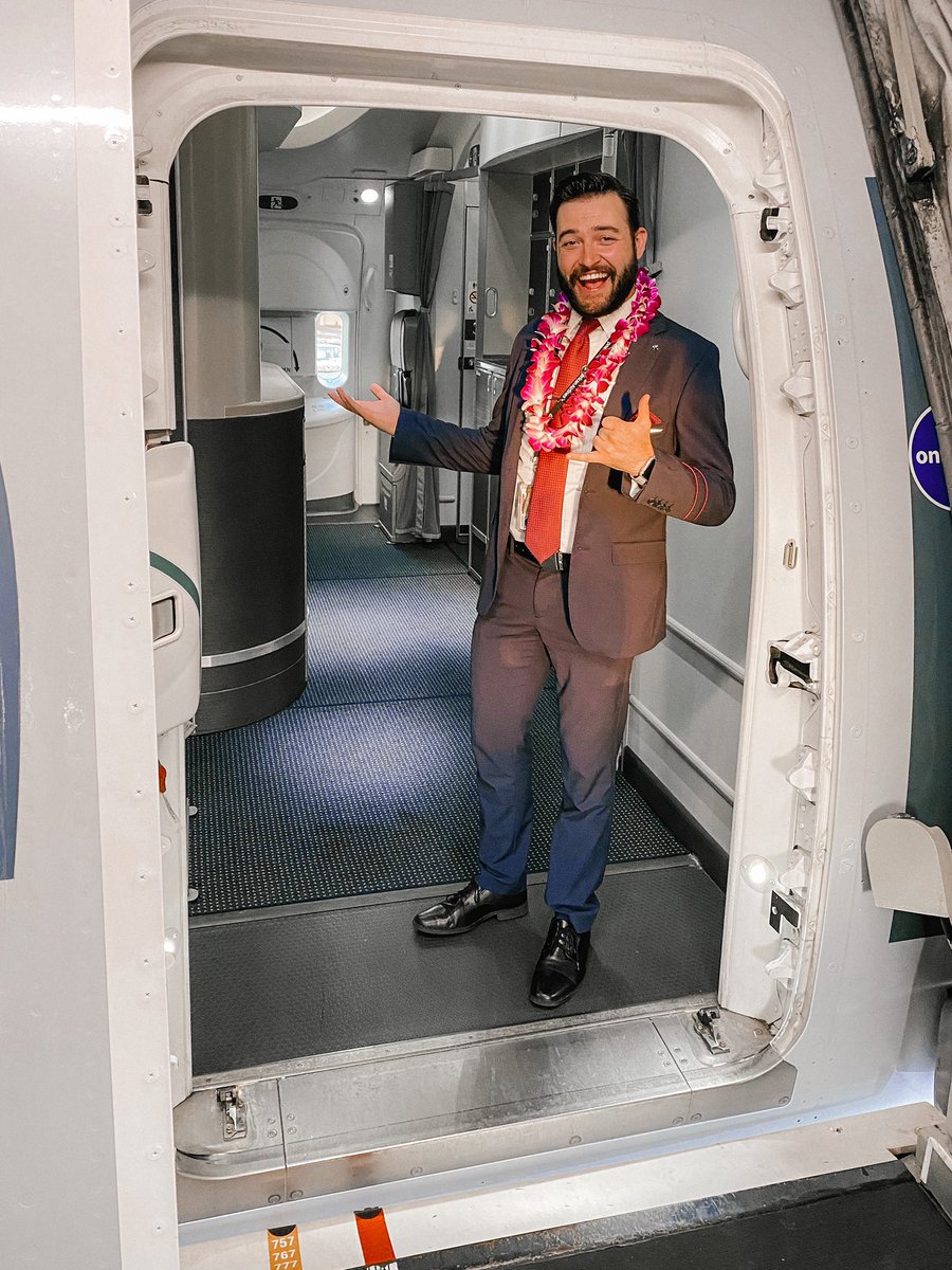 JetSetSimmer's tweet image. Mahalo! 🤙🏼🌺 ready to work back to Chicago! Hope y’all are have a good &amp;amp; sim-ply amazing weekend!