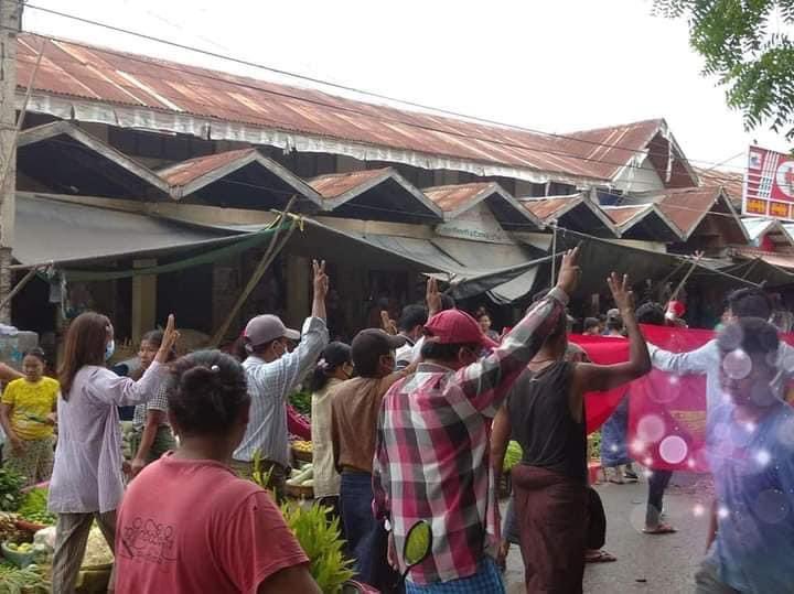 Anti-coup protesters and Students in #Myingyan , Mandalay Division took to the streets on Monday to protest against the military regime.

#May31Coup #WhatsHappeningInMyanmar