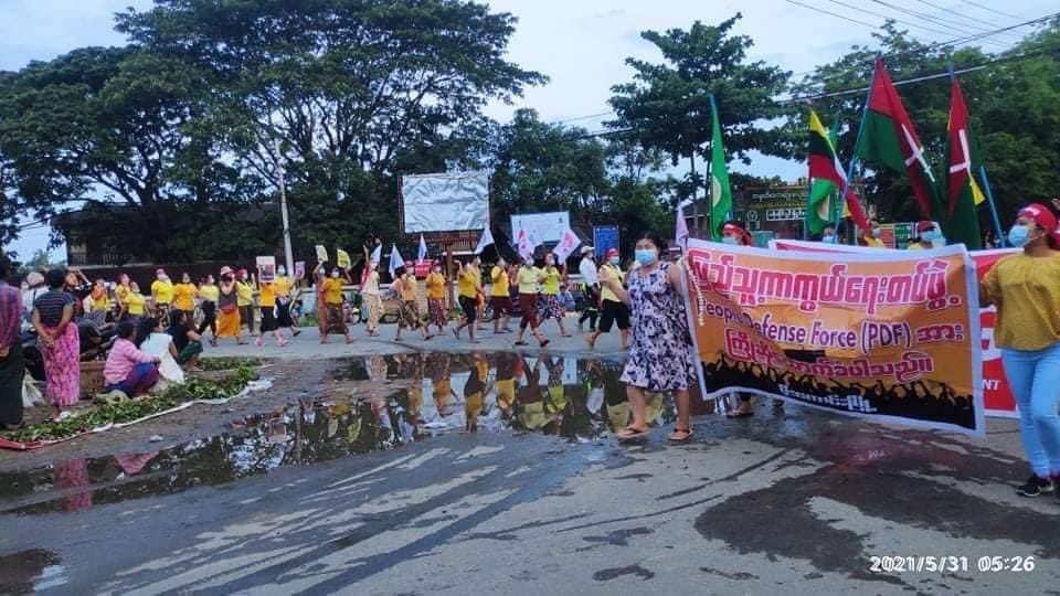 AlicccAP's tweet photo. Residents in Mogaung, Kachin State, continued their daily anti-coup protests today on Monday (May 31).  #May31Coup #WhatsHappeningInMyanmar https://t.co/9ttJjJd6ET