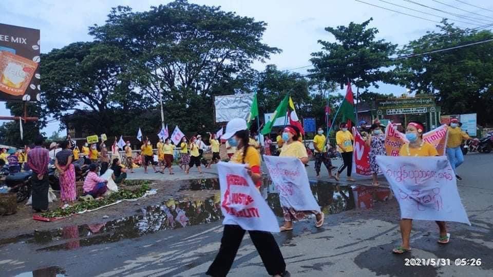 Residents in Mogaung, Kachin State, continued their daily anti-coup protests today on Monday (May 31).  #May31Coup #WhatsHappeningInMyanmar
