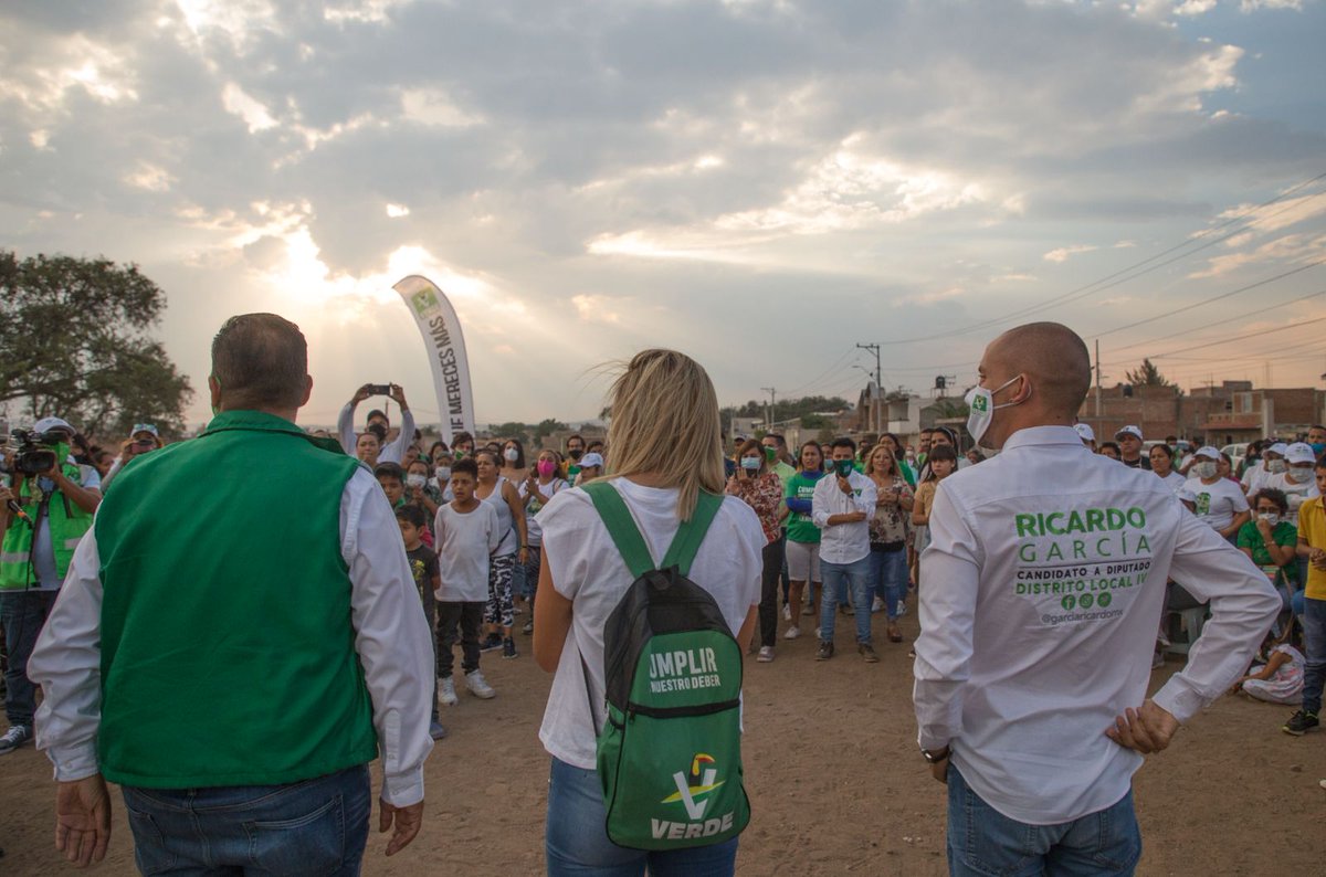 SContrerasMX's tweet photo. La luz de un nuevo día para #León está cerca y con ello el cambio que necesita.
💚@karladlpuente y @garciaricardomx han trabajado sin descanso en todo el Distrito lV llevando #SolucionesNoPromesas y tienen un compromiso con la gente y no la van a defraudar.
#PasateDeVerde https://t.co/vsuAj8s6wg