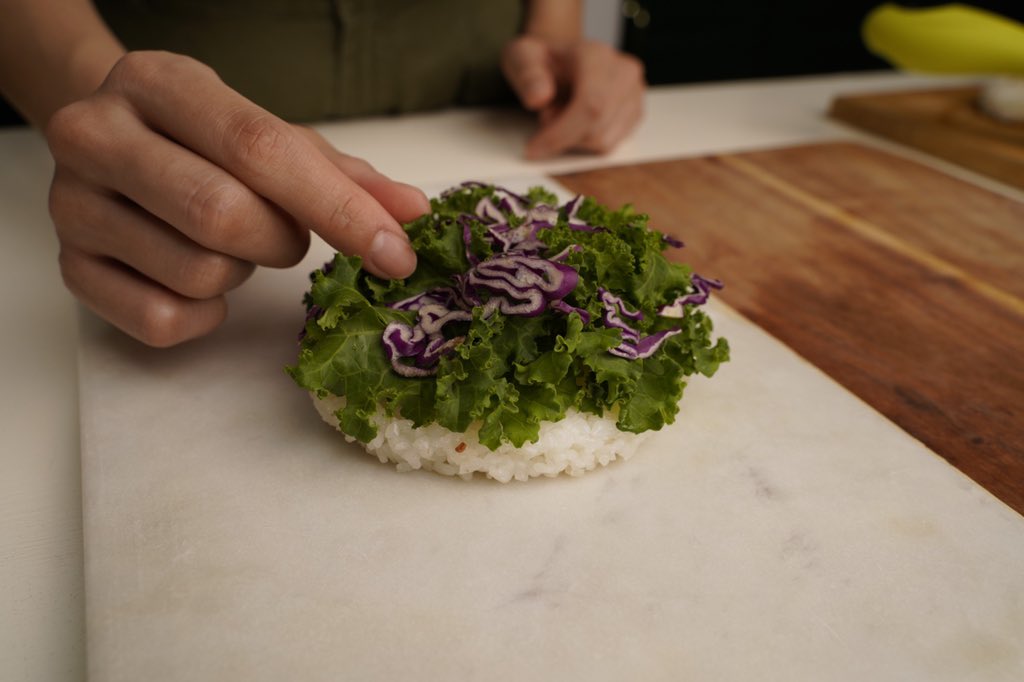 ledfarmth's tweet image. - วางผัก Kale และกะหล่ำม่วงลงบนข้าวเป็นอย่างเเรกจากนั้นตามด้วยมอร์มีท ราดมัสตาร์ด และ อะโวคาโด
- พร้อมเสริฟคู่กับเครื่องเคียงอย่างมันหวานทอดหรืออื่นๆ

#MoreMeatMenu #ledfarm #meatless #meatlessmeals #burger #riceburger #vegan #veganthailand #veganrecipes #meatlessburger #bangkok