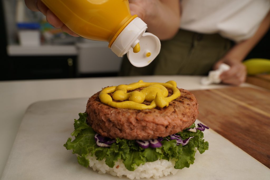 ledfarmth's tweet image. - วางผัก Kale และกะหล่ำม่วงลงบนข้าวเป็นอย่างเเรกจากนั้นตามด้วยมอร์มีท ราดมัสตาร์ด และ อะโวคาโด
- พร้อมเสริฟคู่กับเครื่องเคียงอย่างมันหวานทอดหรืออื่นๆ

#MoreMeatMenu #ledfarm #meatless #meatlessmeals #burger #riceburger #vegan #veganthailand #veganrecipes #meatlessburger #bangkok