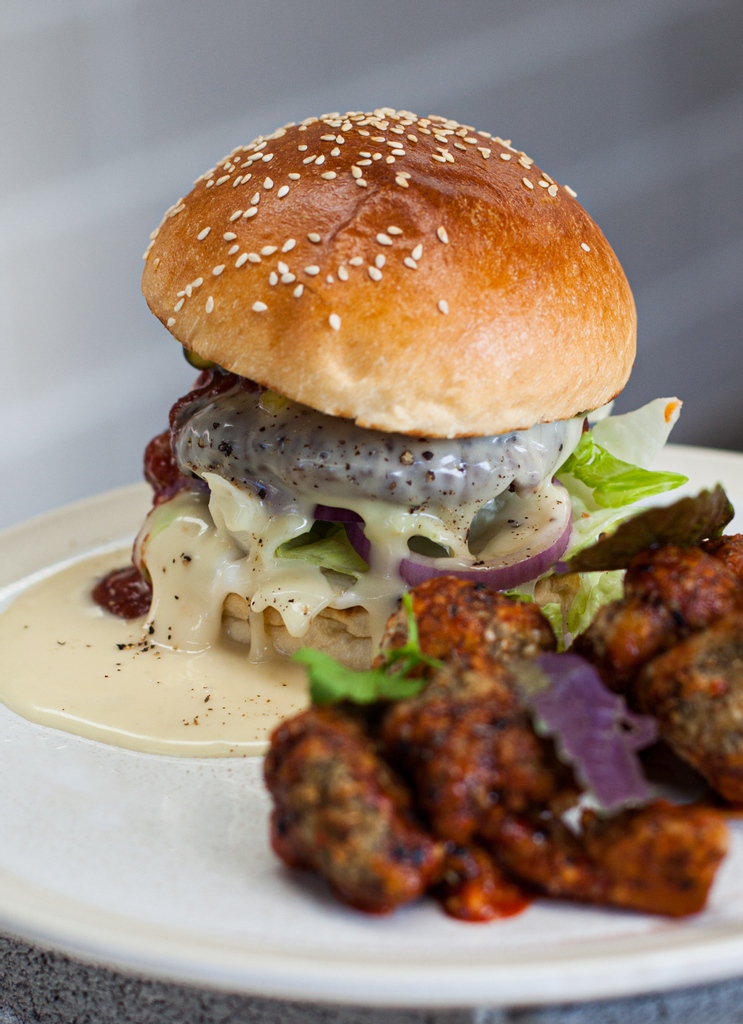 FoodsFriend's tweet photo. Happy international burger day!
Here we have a little burger we knocked up smothered in our Cheese Sauce! Eat a #vegan burger today and celebrate one of the finest food types there is! 🍔
#internationalburgerday #burger #burgers #burgerproject #melbourneeats #melbournelunch https://t.co/ra6WYNU1ku