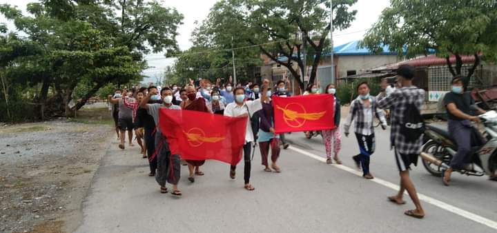 AlicccAP's tweet photo. 31.5.2021 In Mandalay, Alliance Strike is marching to overthrow the military regime. We will never kneel down under the military boots.  #WhatsHappeningInMyanmar  #May31Coup https://t.co/OZtjfOP3NB
