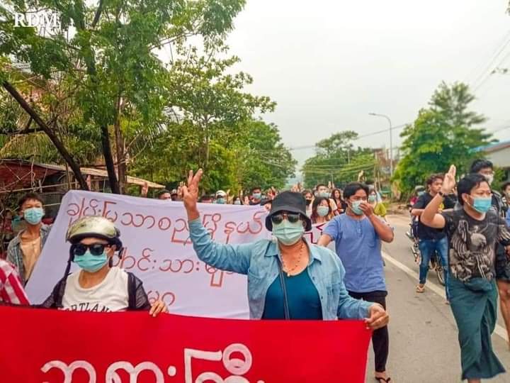 AlicccAP's tweet photo. 31.5.2021 In Mandalay, Alliance Strike is marching to overthrow the military regime. We will never kneel down under the military boots.  #WhatsHappeningInMyanmar  #May31Coup https://t.co/OZtjfOP3NB