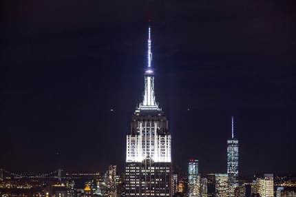NYPost_Lewis's tweet photo. Empire State Building is going to be lit up in black and white to honor the #Nets victory. #celtics #nba https://t.co/EGebu97a60