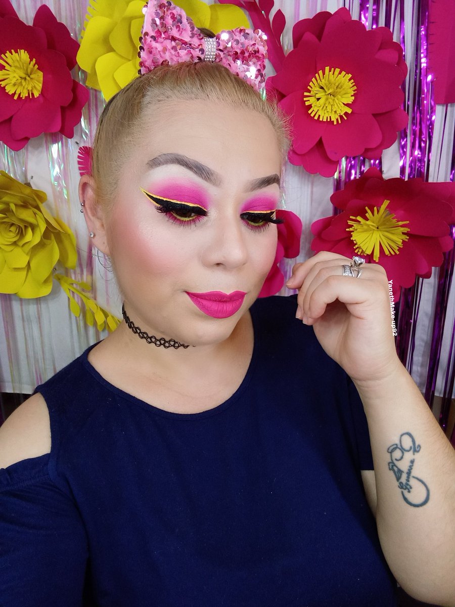 YRievera's tweet photo. Make-up para sabadear #tapatia #looks #rosa https://t.co/WqQfmf1A3e