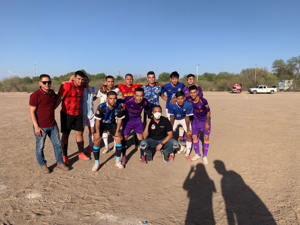 JCVazquezL's tweet photo. Apoyando el deporte en el Distrito 12. 

Mesa del Seri vs Tazajal ⚽

Crearemos una Fábrica de Atletas.

¡Fuera! Políticos del Congreso. https://t.co/NZZIah11ui