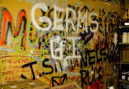 PunkRockStory's tweet photo. Inside The Masque, a small punk rock club in Central Hollywood. A key part of the early LA punk scene.
#punk #punks #punkrock #losangeles #themasque #hollywood #history #punkrockhistory https://t.co/wF37vt5Egx
