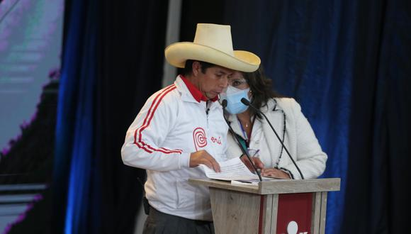 Gestionpe's tweet photo. Debate: Pedro Castillo planeta que los jóvenes tengan ingreso libre a las universidades como “derecho constitucional” ► https://t.co/2K4KTksCxN https://t.co/SRAHXOwb7b