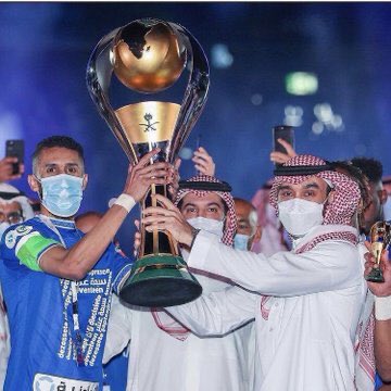 #الهلال_بطل_الدوري_2021
 حي #الزعيم وحي من هو يـقوده
أصبــــح زعيـــــم منه هالكــون مبهــور💙
سجـل له التاريــــخ صفحــات وسطــور🙏🏻💙💙
أمجــاده اللي كل عامٍ تعــوده
عجزت حروفي وصف مابي من شعور😍💙💙💙👌🏻
يم الزعيم ويم من هــو يقــوده👌🏻💙💙💙💙💙💙💙💙💙💙