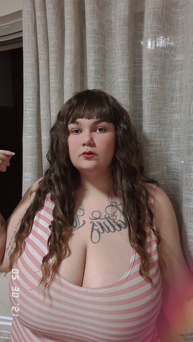 T&ocirc; me sentindo t&atilde;o linda 🥺 https://t.co/cAyRv34LWS<a href="/tag/mvsales"class="tags"><span>#mvsales</span></a>