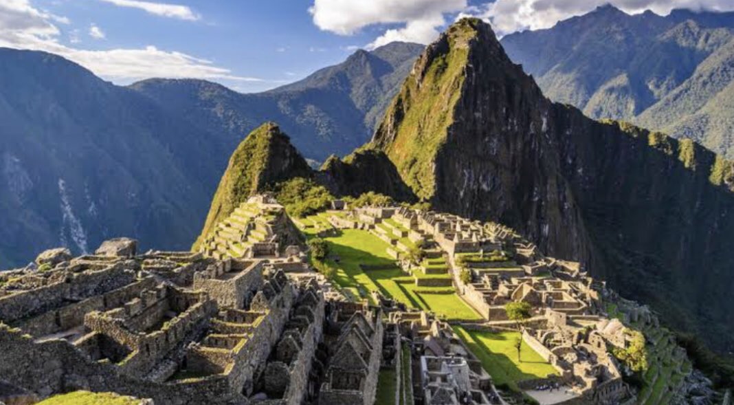 mateosnewworldP's tweet photo. Castillo : Resulta mas barato el vuelo de lima a Cusco que de Cusco a  Machu Picchu 
Yo: desde cuando Machu Picchu tiene aeropuerto ? 
#DebatePresidencialJNE https://t.co/OXb8xdhOFs