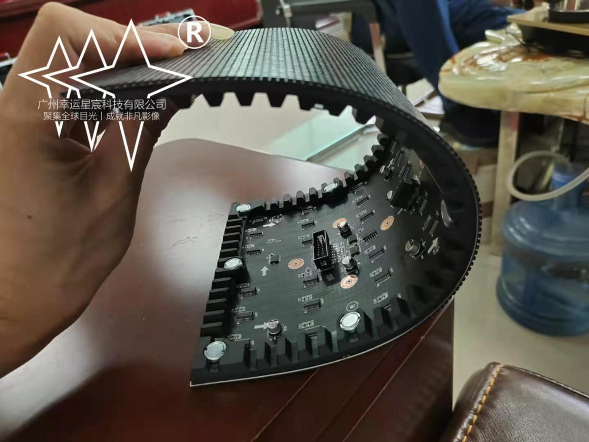 13lP7r5KJF3J7ud's tweet image. The flexible module has a wide range of applications and can be used to make circular screens and cylindrical screens. contact me Whatsapp: +8613242845484 email: lucky01@yxclight.com #stageledscreen #rentalledscreen #ledscreendesignssss #LEDdisplay #LEDscreen #LEDpanel #Ledscherm