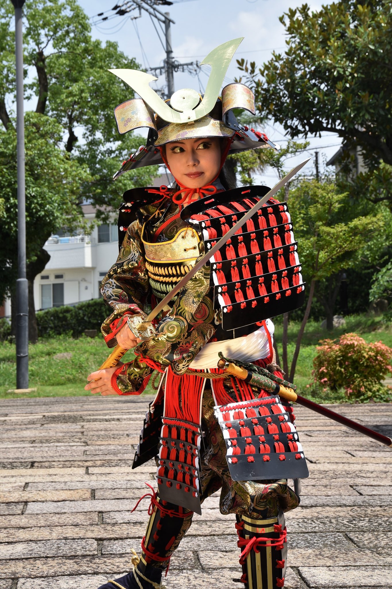 Twitter 上的 Female Swordfighter 野内花峰 Kaho Nouchi 助太刀屋十八番 代表 以前大東市より依頼があり ポスター撮り 甲冑での野外撮影 背景は編集で変更 Jr西日本の京橋駅から学研都市線の駅構内にポスターが貼られました 三好長慶 大東 女