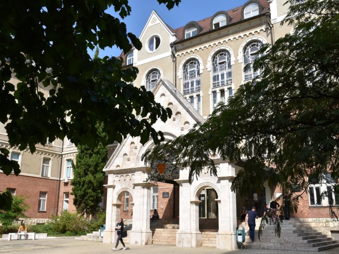 Two external departments have been added to the Faculty of Sciences, UP 🥳 involving economic partners in order to integratate practical knowledge from the market into education on the field of informatics, chemistry and biotechnology.👩‍🎓Read more 👉
international.pte.hu/news/two-new-e…