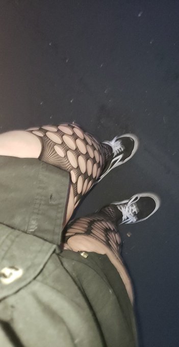 Fishnets are what be saving the lives of those w the thicc thighs . 🥳🥳 https://t.co/PoIBxdJyQA