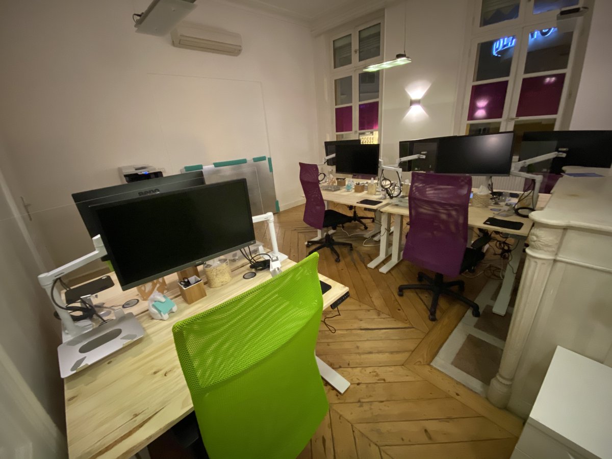 Et hop, upgrade d'un de nos bureaux pendant le week-end pour passer sur des bureaux réglables en hauteur (aum-world.com) et tout équipés avec la patte et l'ergonomie Etincelle
