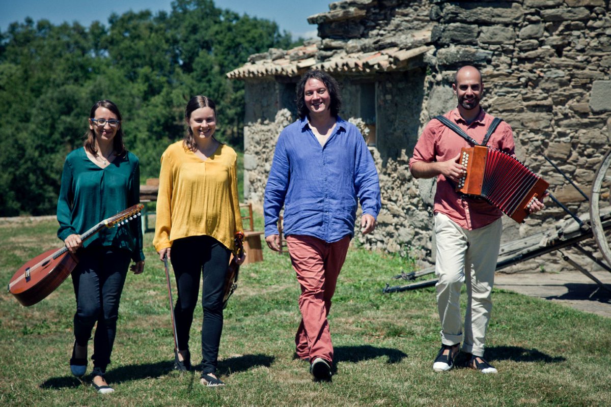 Bon dia pel matí !
El 27 de Juny a les 11:45 concert de  <a href="/corrandescat/">Corrandes.cat</a> 
Per escoltar l'Anaís, el Christian, en Jaume i l'Anna us heu de reservar el proper dia 27 de Juny a les 12 del migdia.
Entrades ow.ly/gaf850EVF6T i demanar la vostre entrada.
Salut i música en directe !