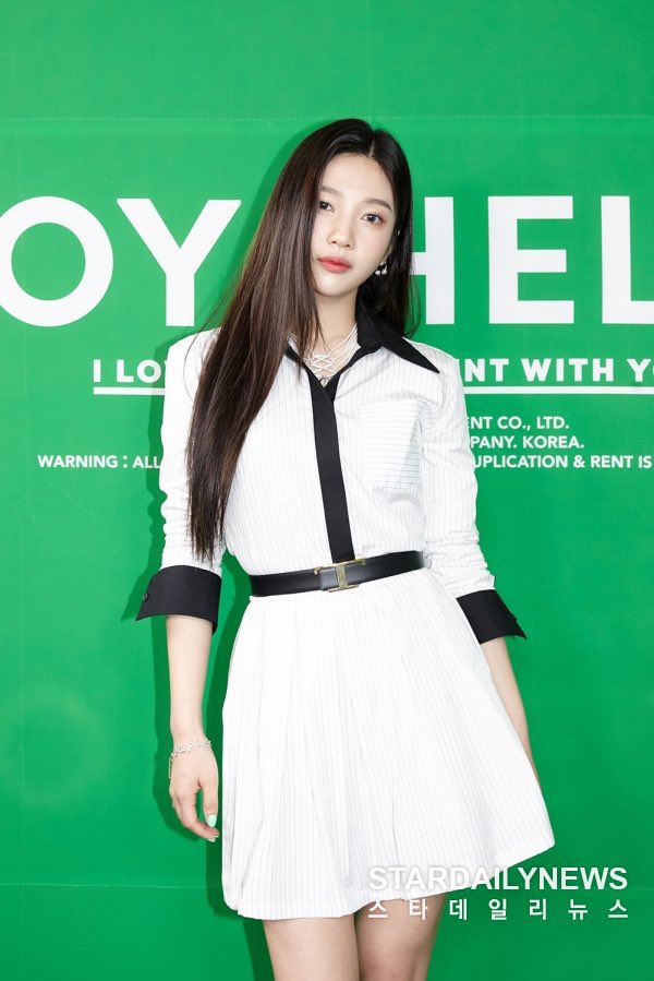 oneprivte's tweet photo. Couldn’t be more proud that people can finally enjoy your heartwarming works, and I could not be more in love with you, too. congratulations our soloist Joy! this has been nothing but an ode to a brand new masterpiece called #Hello. 💚 https://t.co/y5bpX15UkB