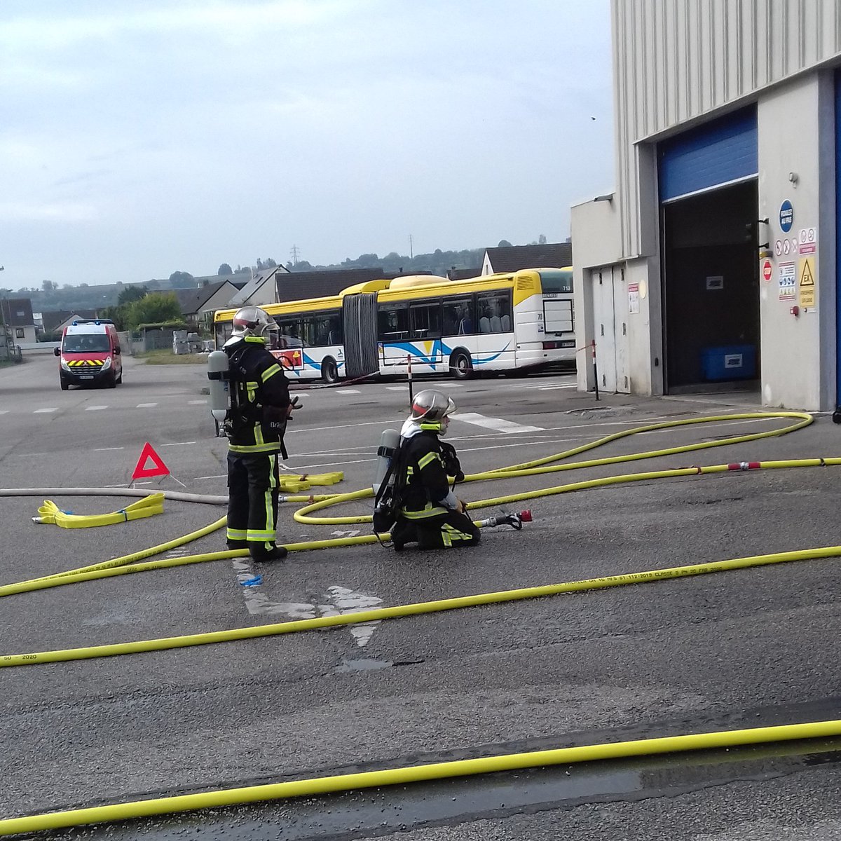 [Zéphir Actu] Exercice incendie 🚒🚍
Samedi dernier, les sapeurs-pompiers de la Manche ont participé à un exercice de simulation d'évacuation de bus et d'incendie.
➡L’objectif : anticiper les risques ainsi que les gestes de sécurité à adopter.
<a href="/leCotentin/">Agglomération du Cotentin</a> @CherbourgEnCot