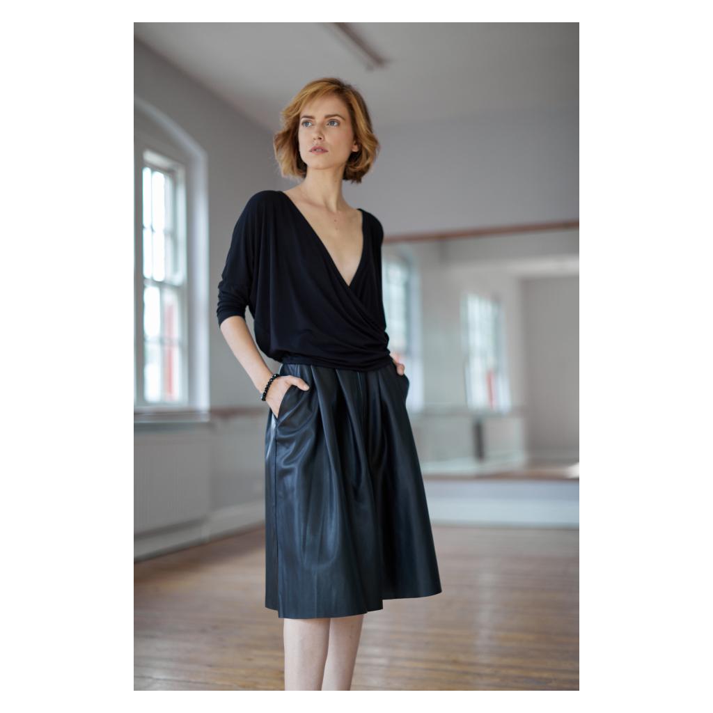 EssentialNoir's tweet photo. Cromford wrap top is ease of dressing at its best - wear it in the office, on a night out, for leisure, lounging about at home or even for that yoga class. You choose.

https://t.co/bb9VBruByB

#slowfashion #ethicalfashion

📷 @ianwallman
Model Iva
Hair&amp;Make-up @brothersoxford https://t.co/gc2b37zrmK