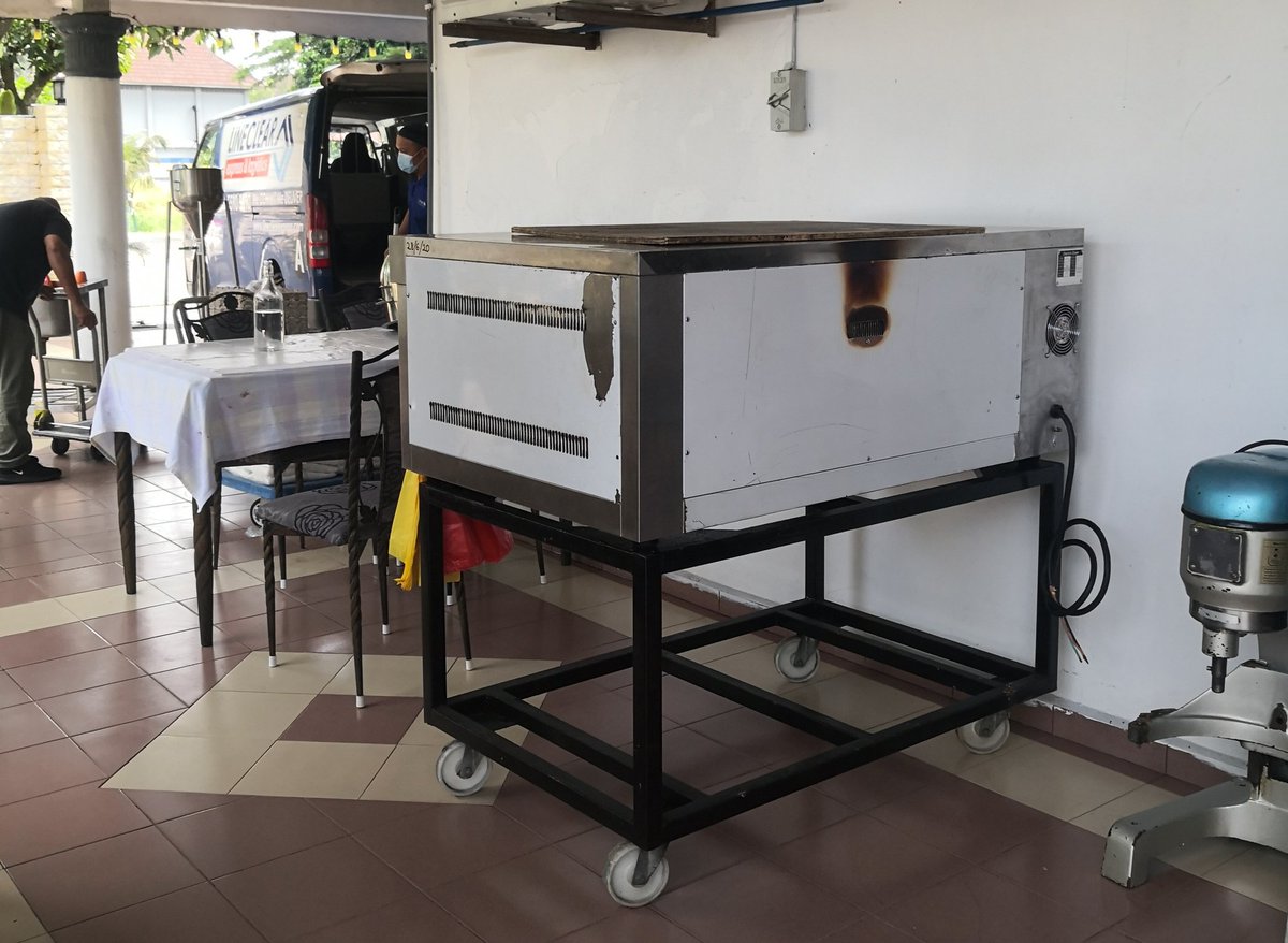 shaqibshahril's tweet image. Oven dan mixer sudah dibawa pulang, esok @Mahanoum akan beroperasi di rumah tatkala #FMCO bermula esok hari.

Inilah tempat asalnya permulaan bisnes bahulu sejak 2004 &amp;amp; inilah yang menyara kami hingga kini.

Kepada sesiapa yang nak tempah, boleh contact saya or @elisa_shafiqah.