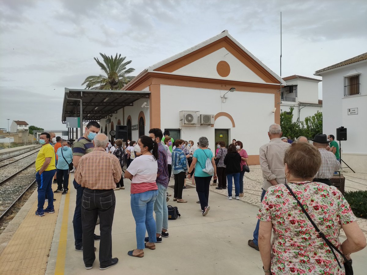 riveramirandar's tweet photo. Esperando el tren en #Pedrera, dos años y ocho meses después. Los vecinos celebran la vuelta del ferrocarril https://t.co/WDnnDcKTlf