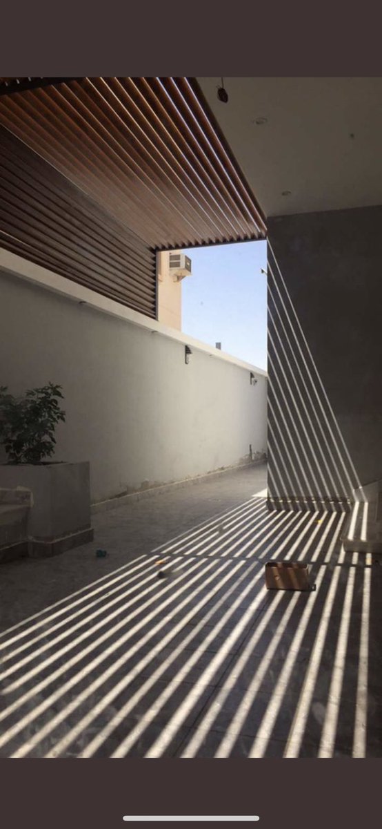 حل جميل لكاسرات الشمس وايضا ساتر عن الجيران .. تيوبات خشب براوية 45 👌🏻 شكل جميل وتسمح بمرور اشعة الشمس والهواء وايضا ساترة