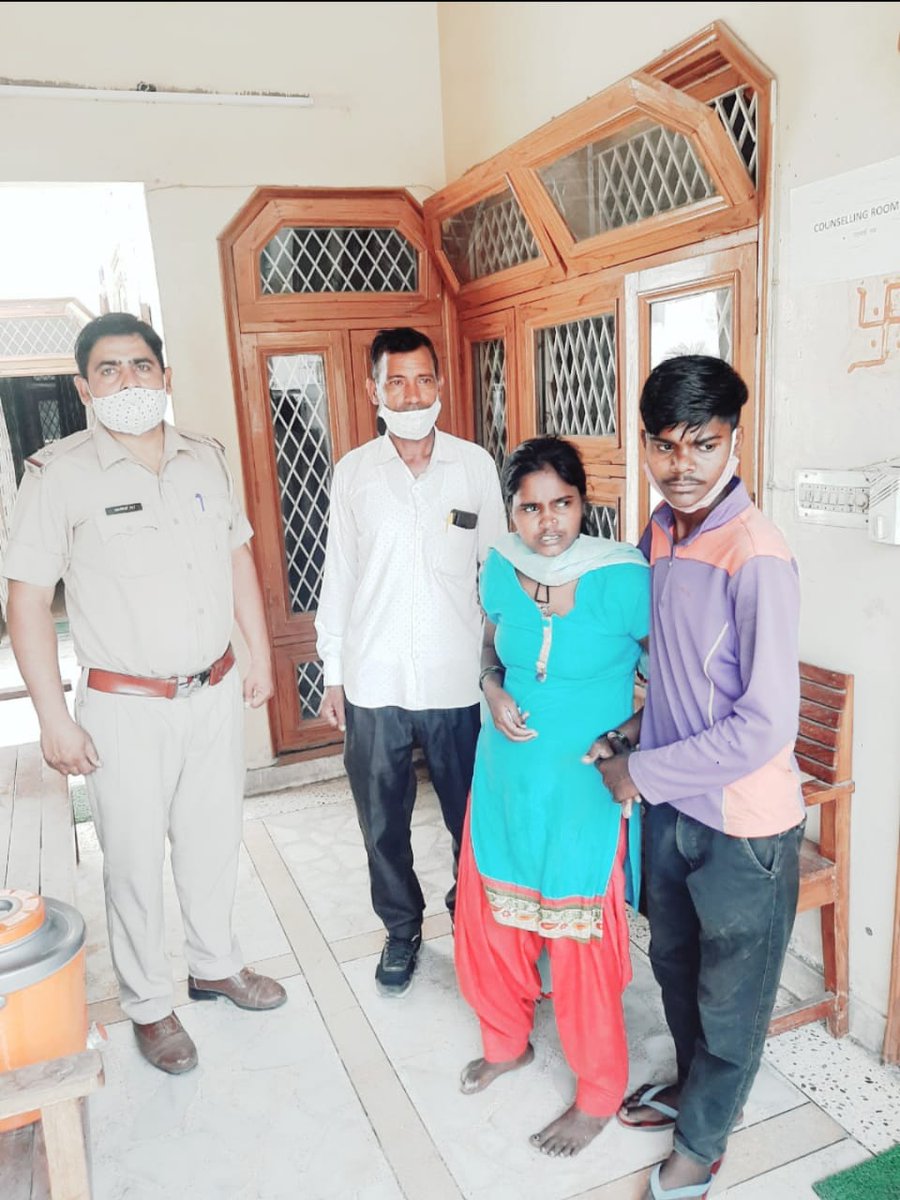 AdgpAmbalaRange's tweet photo. #Humanitarian_Work
Yamunanagar Police found a women who was mentally weak and unable to talk and handed over to her family
@PoliceYnr https://t.co/8tjEWQ4YtC