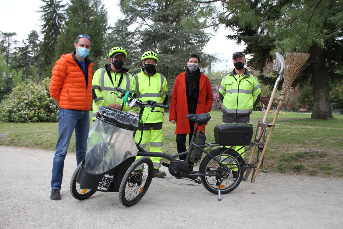 Neoz (@neozsolutions) on Twitter photo Nous sommes fier d'accompagner la ville de Voiron avec un Cargo Kiffy fabriqué à St Eitenne et adapté par nos soins au nettoyage de la voirie
#voiron #kiffy #propreteurbaine Nous sommes fier d'accompagner la ville de Voiron avec un Cargo Kiffy fabriqué à St Eitenne et adapté par nos soins au nettoyage de la voirie
#voiron #kiffy #propreteurbaine