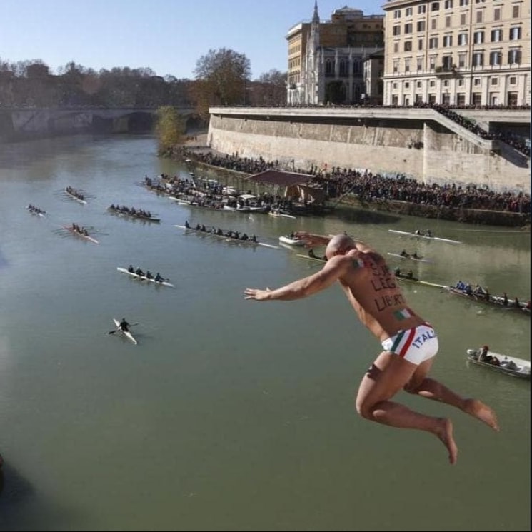 CarabellaSimone's tweet photo. Ogni primo gennaio  tuffandomi ne Tevere ne bevo un pó...
Quello è  il mio  vaccino, infatti sono immortale 🇮🇹🇮🇹.
IO NON MI VACCINO PER IL COVID.
Ognun è  libero di scegliere. 
🇮🇹🇮🇹🇮🇹 https://t.co/CDK3CmPPnY