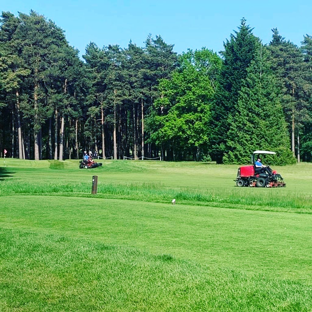 ArmyGC's tweet photo. The greens and fairways are looking extra fresh for a big week of England Golf coming up at the #ArmyGC ⛳️🌿🌱 #EnglandGolf #Fairways #Greenkeepers #Competition https://t.co/NEmHPBsHwz