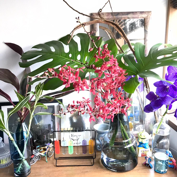 今部屋はしっちゃかめっちゃか。ライゾマティクス展のキーホルダーがかわいかったので揃えた! 
