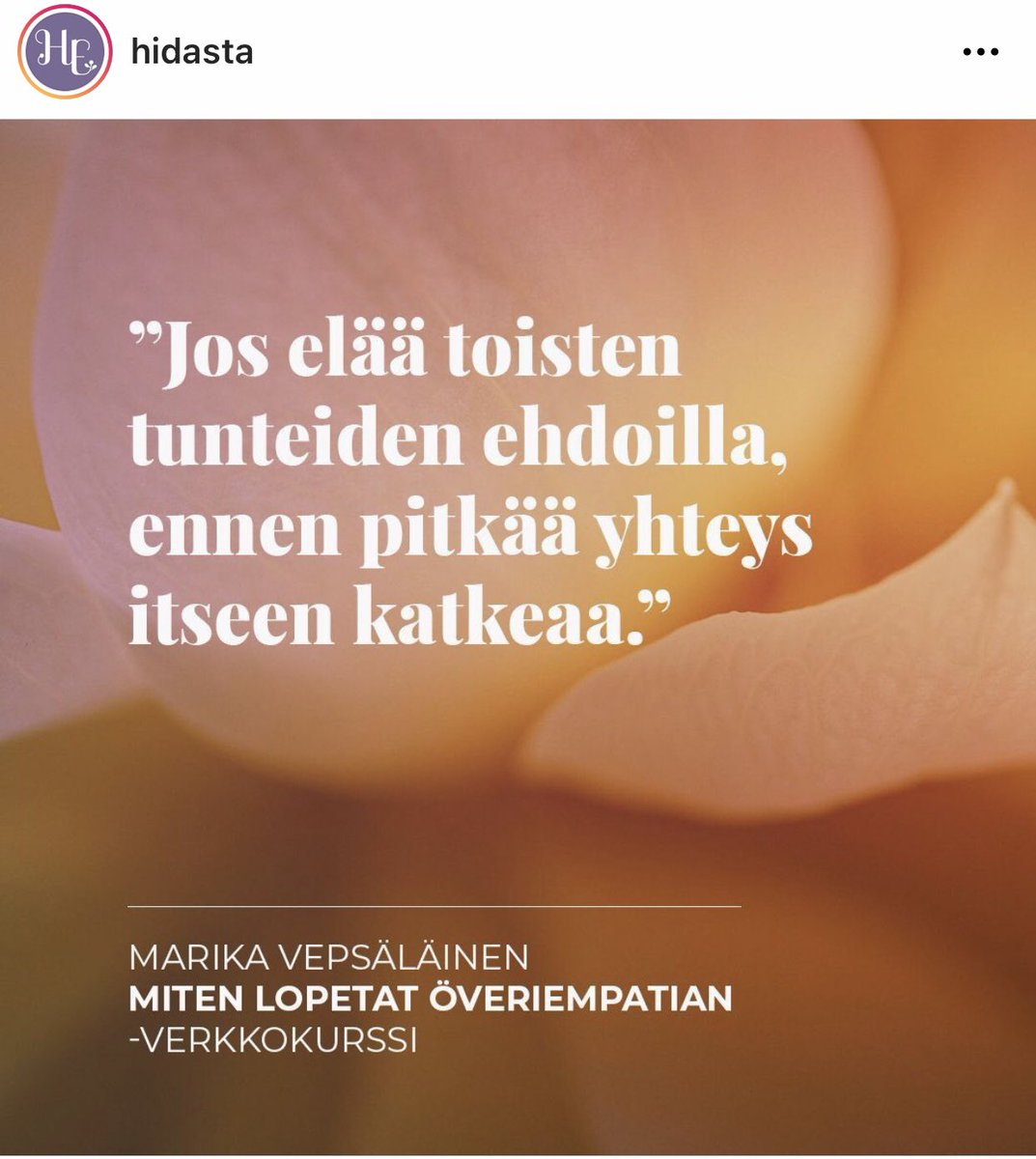 ChristaAhonen's tweet photo. Jos määrittää itsensä muiden tunteiden ja toiveiden ehdoilla unohtaa itsensä. Voi olla pelottavaa kun tunteet ja oma intuitio alkaa jutella, siinä on riskinä, että palaa muiden toiveisiin, koska siellä on helpompaa💫

#uusi on vierasta
#entinen on aina turvallista
#minä
#Myself https://t.co/2VIZjqfIJ6
